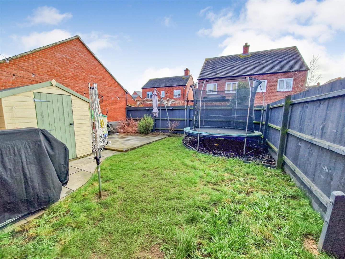 3 bed property in Northwick Close, Bedford